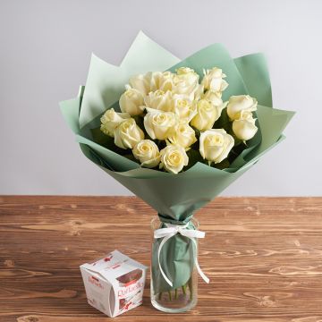 19 белых роз + Raffaello 150г. 19 белых роз + Raffaello 150г.