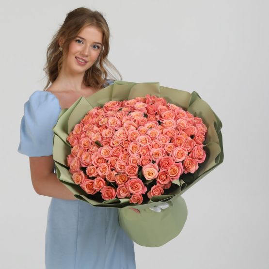 101 роза Мисс Пигги 70 см.